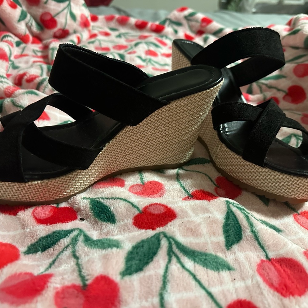 SHEIN Black and Tan Wedge Sandals